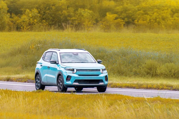 Kırsal yolda Avrupa çapraz SUV 'u sıkıştır