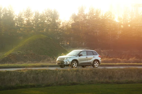 Kırsal yolda dört çeker SUV