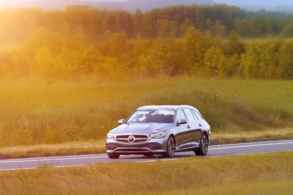 Otomobil asfalt yolda temiz hava ile seyahat ediyor.