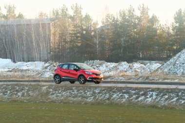 Yazın açık bir yolda kırmızı bir SUV sürüyordu.