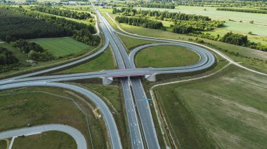 Şehir ortamında çevre yolu rampaları ve kavşak
