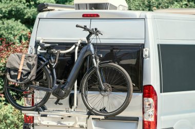 Yaz macerası için bisikletli bir karavan.