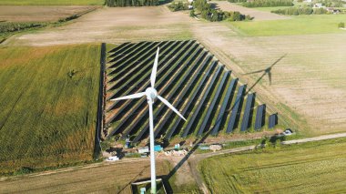 Güneş çiftliği ve rüzgar jeneratörü yeşil enerji üretiyor.