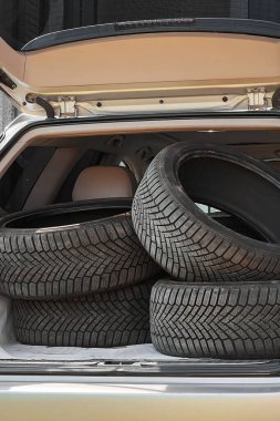Araç kış için lastik değiştirmeye hazır.