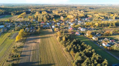 Altın sonbahar gündoğumu sırasında bir köyün havadan görünüşü