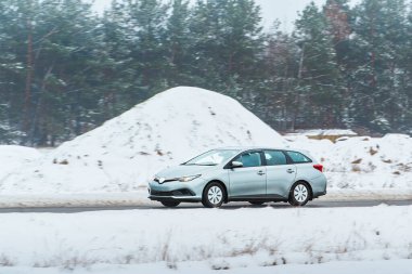 Kırsal yolda lüks vagon manzarası
