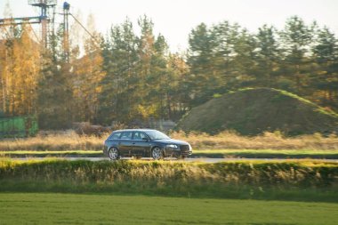 Kırsal alanda gezen güvenilir bir araba.