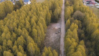 Makine ve inşaat araçlarıyla inşa alanı