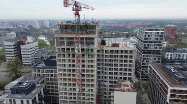 Yüksek modern yapıda inşaat ilerlemesi