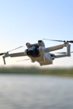 Açık gökyüzü arka planında açık havada uçan bir insansız hava aracı