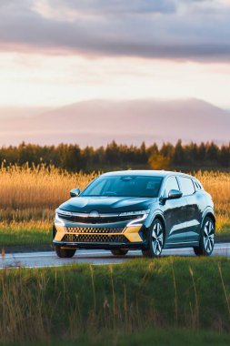 Modern elektrikli araba ülke otoyolunda gidiyor.