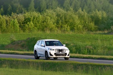 Gelişmiş pil teknolojisiyle çalışan elektrikli aile cipi.