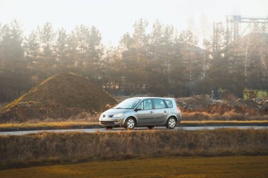 Kırsal yolda küçük bir hatchback sürücüsü