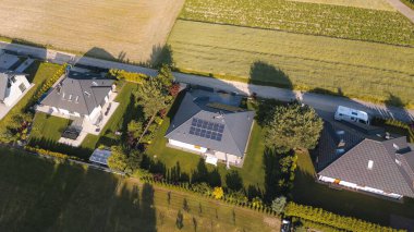 Evlerin ve tarlaların güneşli hava manzarası