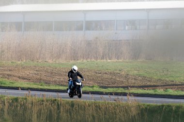 Bisikletçi yaz yolculuğunda özgürlüğün tadını çıkarıyor.