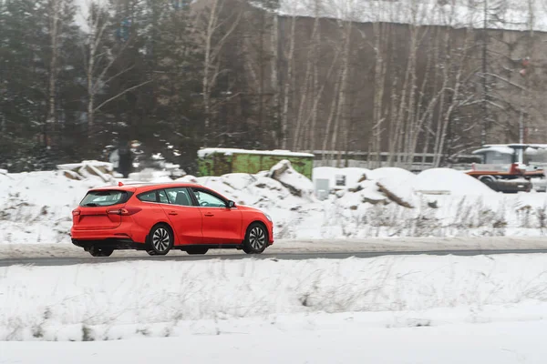 Karlı havada araba sürüyor.