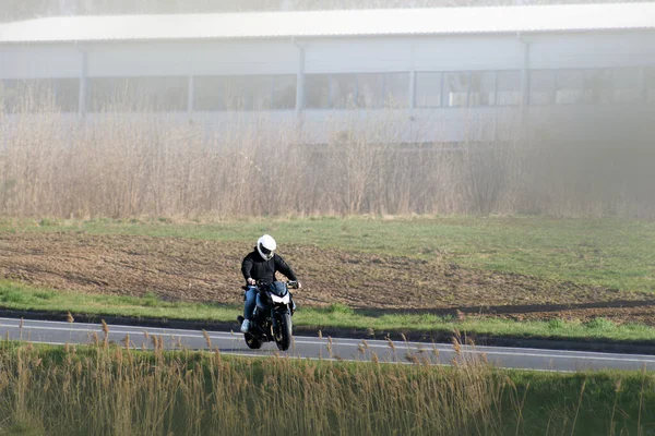 Bisikletçi yaz yolculuğunda özgürlüğün tadını çıkarıyor.
