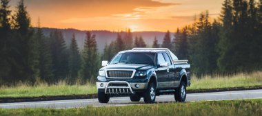 Kırsal seyahat deneyimi olan modern bir kamyon.