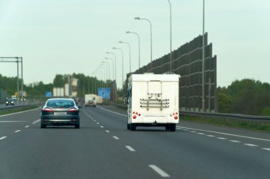 Beyaz bir araçla aile tatili gezisi