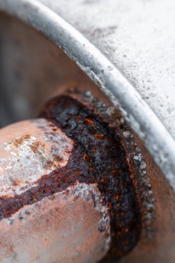 Eski metal boru ekleminde aşınma