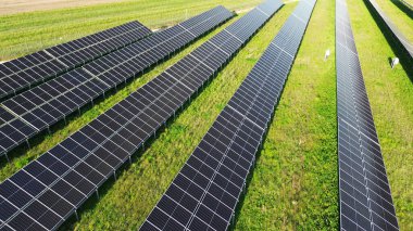 Güneş çiftliği yenilenebilir enerji üretiyor