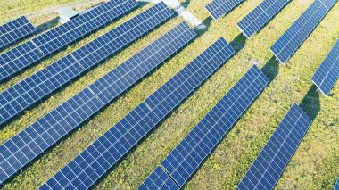 Kırsalda büyük bir güneş çiftliği