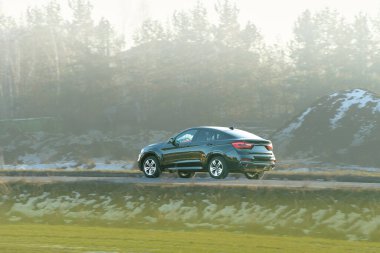 Modern araç sanayi bölgesinden geçiyor.