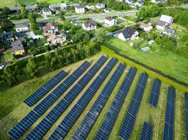 Modern güneş panelleriyle donatılmış ahşap ev