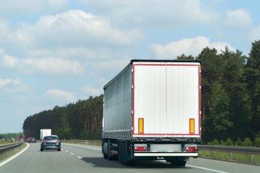 Kırsal alanda beyaz nakliye aracı