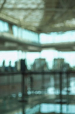 Mimari havaalanında hareket eden bulanık figürler