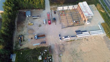 İşçiler güneşli bir günde ticari mülk inşa ediyorlar