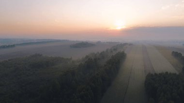 Sabah sisi yemyeşil tepeler ve tarım arazileri üzerinde