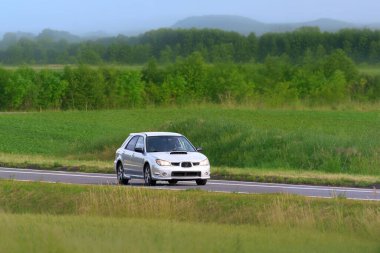 Moda ayarlı hatchback arabanın ön görüntüsü
