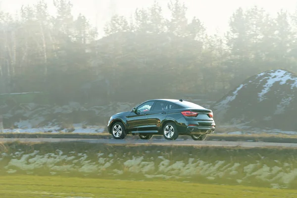 Modern araç sanayi bölgesinden geçiyor.