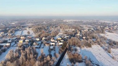 Kırsal evler ve donmuş doğa ile kış manzarası