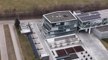 Güneş çatıları olan gelişmiş bilgisayar tesisi