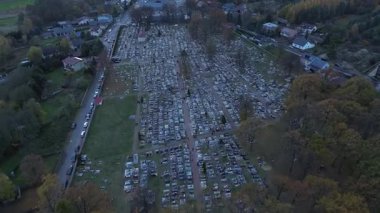 Geceleri mezarların üzerinde parlayan küçük alevler