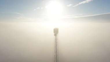 Modern anten yapısı gökyüzüne kadar uzanıyor.