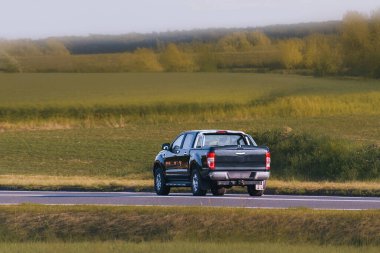 Açık alan yolundan geçen bir araç.