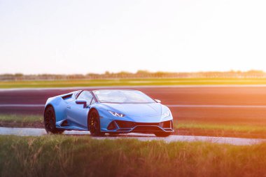 Kırsal yolda yüksek performanslı bir araba.