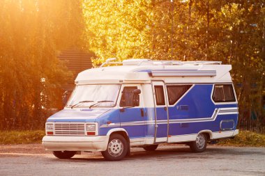 Eski bir karavan doğal ortamda park edilmiş.