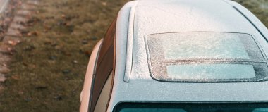 Dondurucu soğukta arabanın kaputunda buz var.