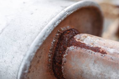 Aşınmış çelik borunun yakınlaştırılması