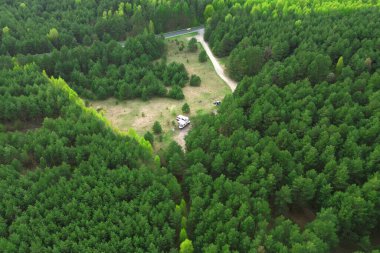 Güneş karavanı boş arazide park halinde.