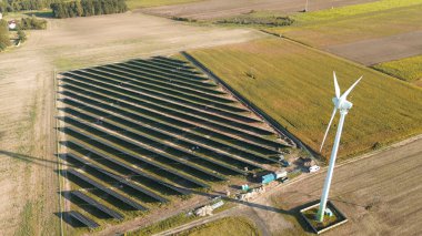 Güneş ve rüzgar sistemlerini kullanan elektrik santrali