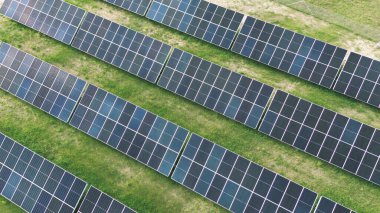 Alternatif enerji panelleri çatıda.