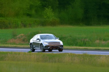 Lüks aile cipi kırsal yolda.