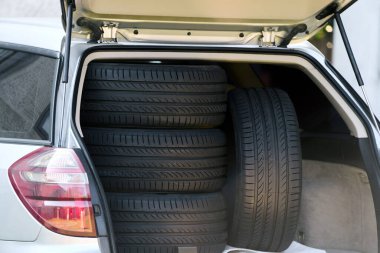 Yeni yaz lastikleri arabanın bagajına istiflenmiş.