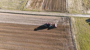 Tarla sürme sıraları ve tarımsal traktörle