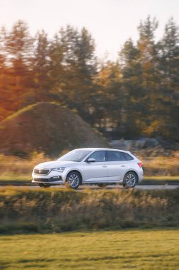 Taşıt kırsal bölgeyi geçiyor